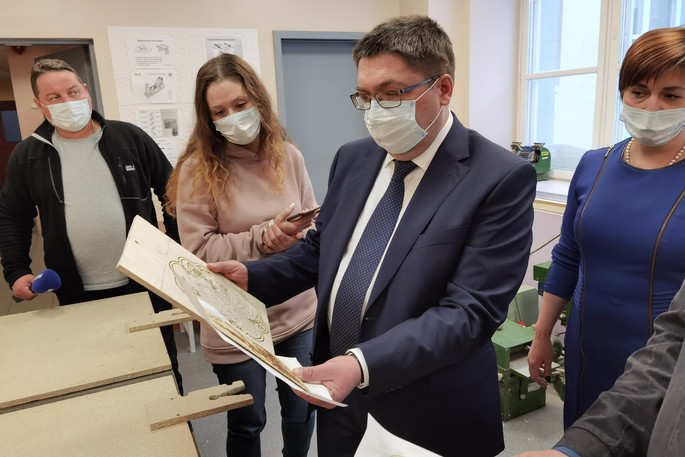 Леонид Николаев осмотрел новое оборудование для оснащения кабинетов Технологии в основной общеобразовательной школе № 1