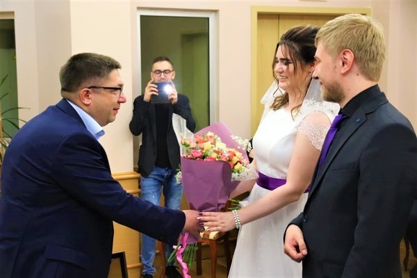 Молодожёнов поздравили в День города