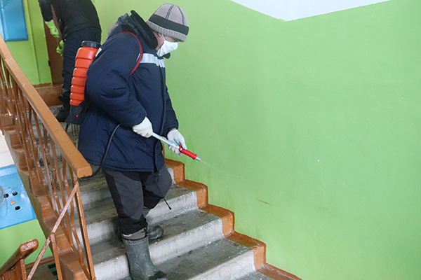 Муниципалитет держит на контроле уборку и санитарную обработку подъездов