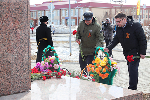 Глава окружной столицы возложил цветы к мемориалу «Чукотка – фронту»