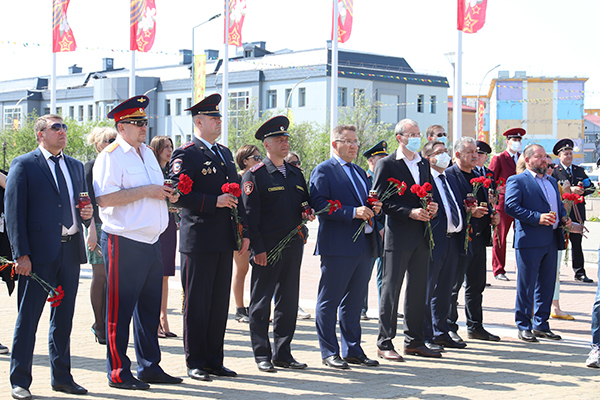 Глава города Анадырь Леонид Николаев принял участие в акции «Свеча памяти»