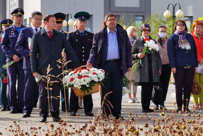 Леонид Николаев возложил цветы к мемориалу «Чукотка – фронту»
