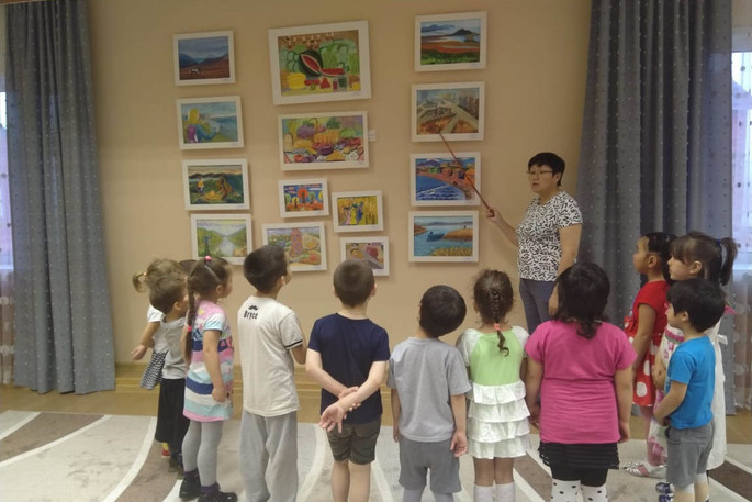 Выставка художественных работ обучающихся Детской школы искусств «Осенние мотивы» открылась в детском саду «Олененок»