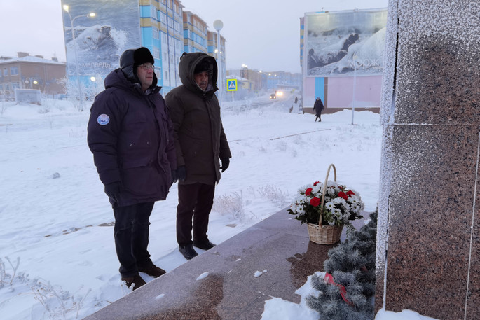 Леонид Николаев и Виктор Тюхтий возложили цветы к мемориалу «Чукотка – фронту»
