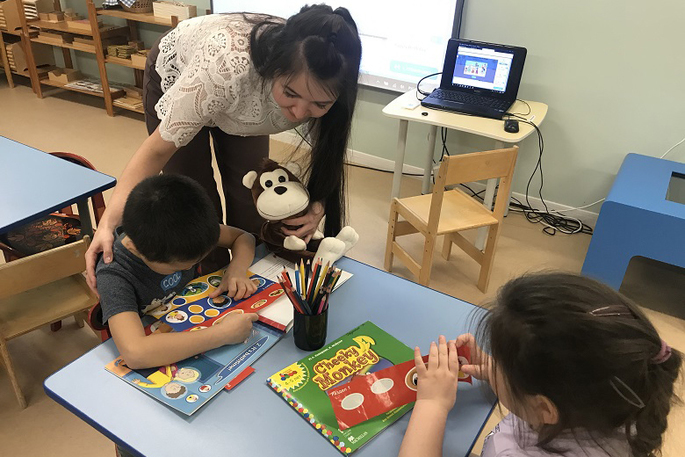 В детском саду «Сказка» открылся кружок по английскому языку «Cheeky monkey»