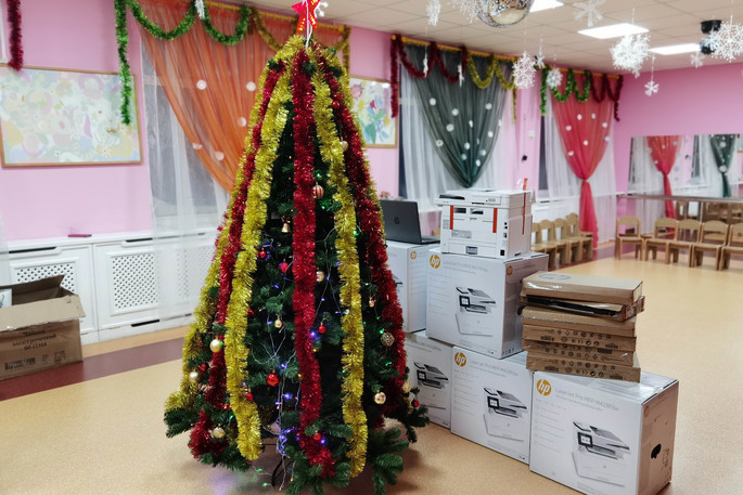 В рамках шефской помощи анадырский Морпорт преподнес детскому саду «Парус» новогодние подарки 