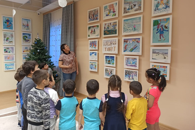 В детском саду «Оленёнок» прошла выставка работ «Зимнее настроение».