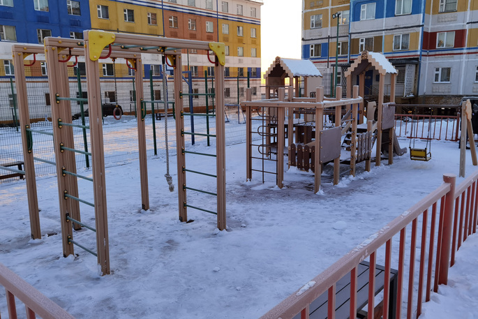 В окружной столице ремонтируют детские игровые площадки