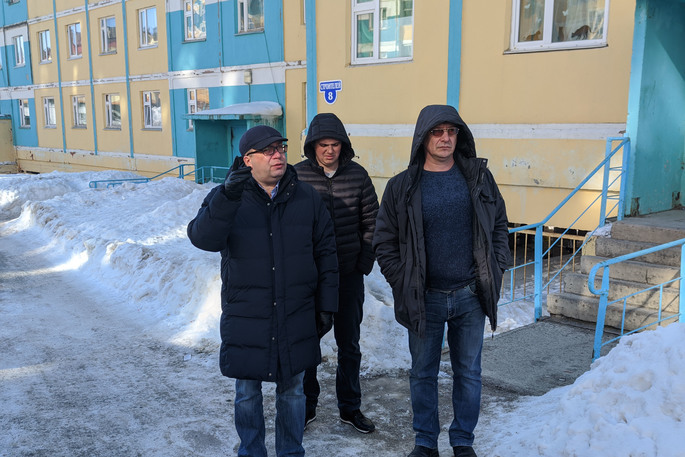 Глава Анадыря провел мониторинг домов и дворовых территорий