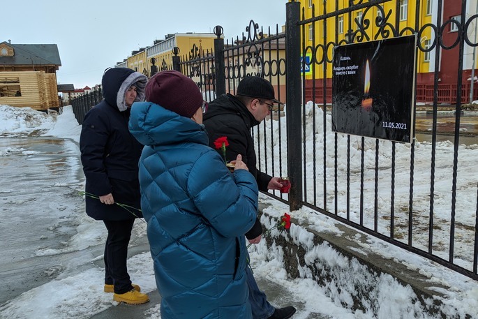 Глава Анадыря возложил цветы к месту скорби по погибшим в Казани