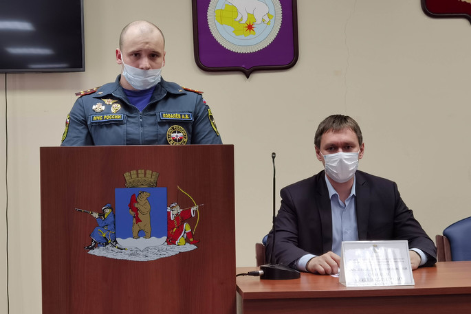 Меры пожарной безопасности и правила поведения на воде обсудили в Администрации окружной столицы