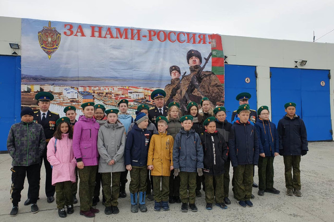Анадырские кадеты поздравили пограничников