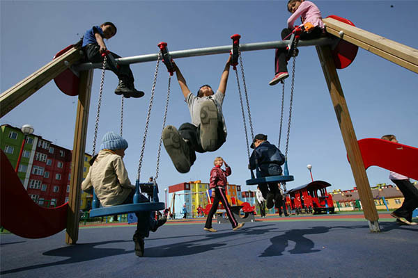 Леонид Николаев поручил разработать программу по модернизации детских площадок города