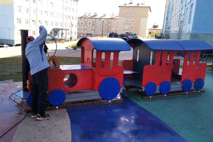 Детские площадки окружной столицы отмоют от летней пыли