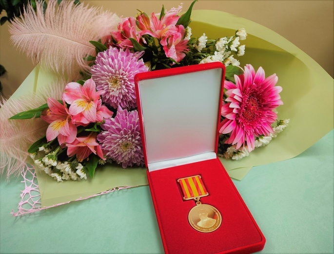 Памятную медаль «Великий русский писатель Ф.М. Достоевский» вручили библиотеке им. Тана-Богораза