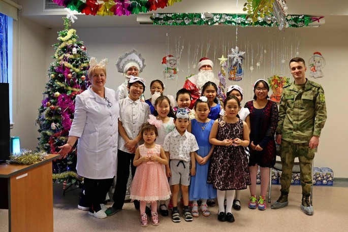В Анадыре «Дед Мороз специального назначения» привез подарки от росгвардейцев для детей, находящихся на длительном лечении в окружной больнице 