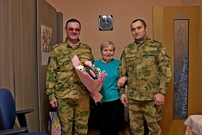 В Дни воинской славы чукотские росгвардейцы навестили ветерана Миланью Селиванову