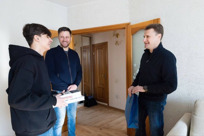 Алексей Чекунков встретился во Владивостоке с семьей, вынужденно переехавшей в Приморье из Мариуполя