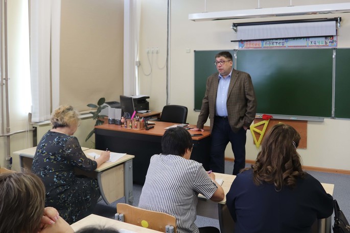 Леонид Николаев провел встречу с учителями основной общеобразовательной школы №1