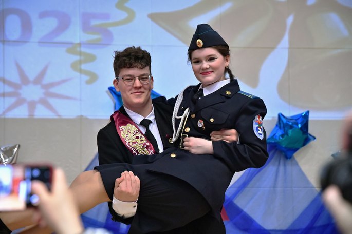 🎓 Последний звонок прозвенел для девятиклассников Анадыря! 🎓