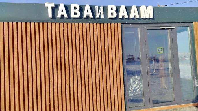 🚫 Акт вандализма в Тавайвааме: разбитая остановка!