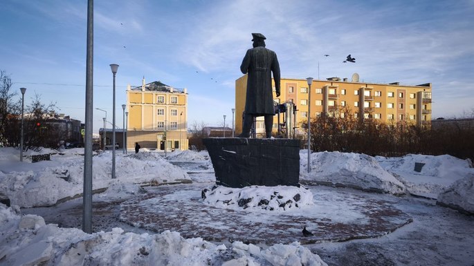 Глава городского округа Анадырь Сергей Спицын провел промежуточный мониторинг работ по благоустройству сквера имени Л.Ф. Гриневецкого. 