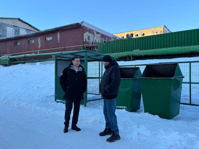 🧹Глава города Сергей Спицын проверил ход установки новых контейнерных площадок.